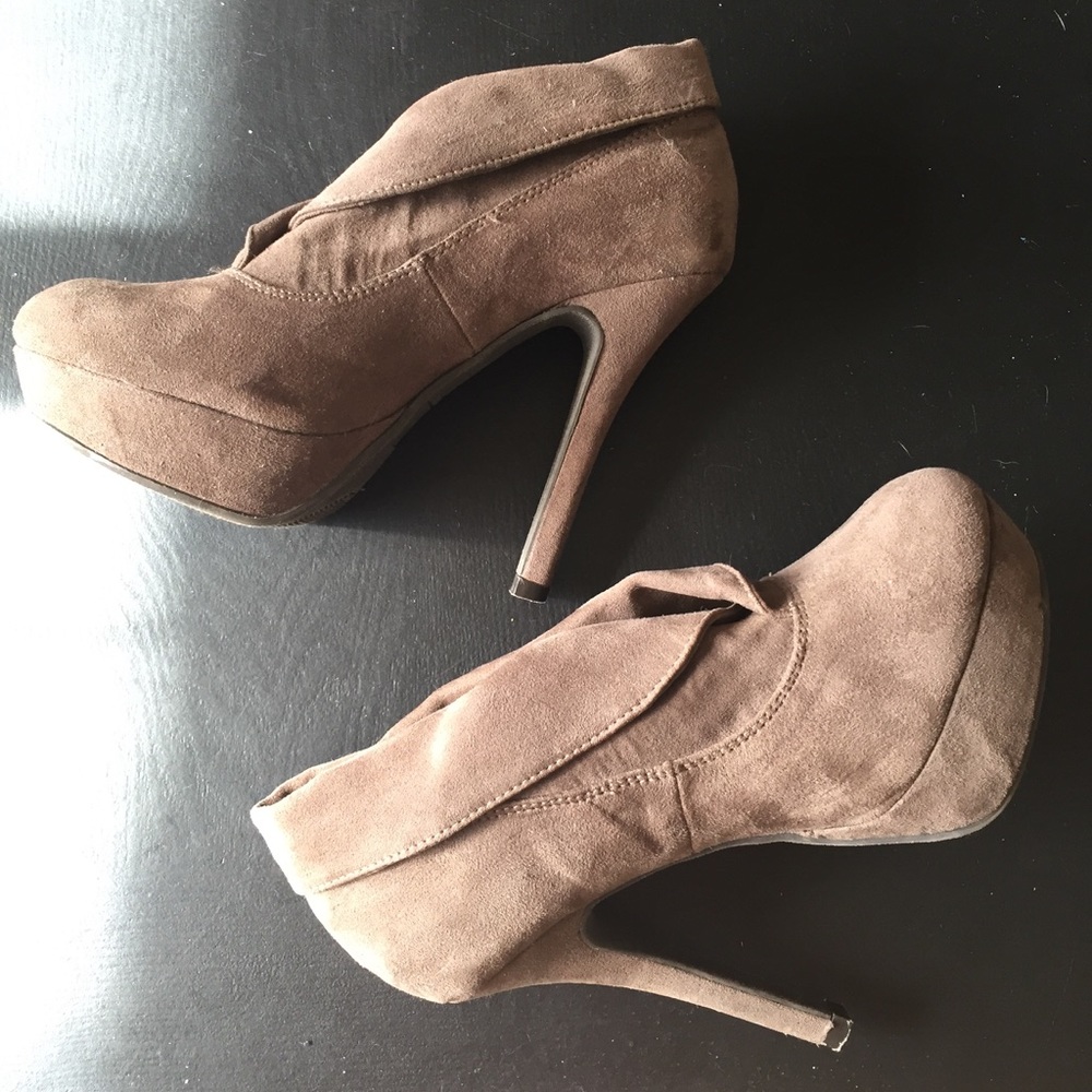 Cuffed microsuede (textile) Mossimo heels, size 6